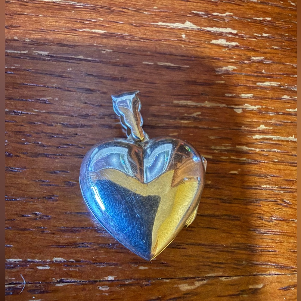 Locket - Picture 2 of 5